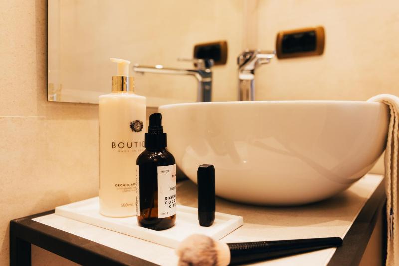 Single Room with Lake View image 2