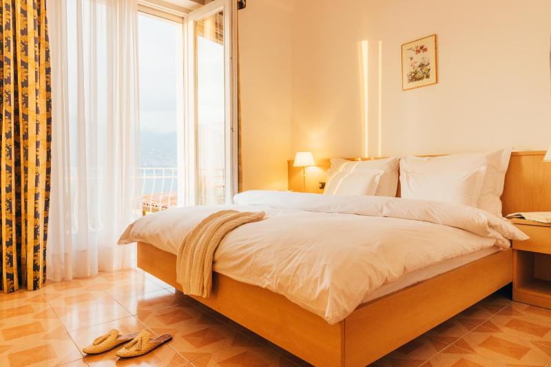 Double Room with Lake View image 4