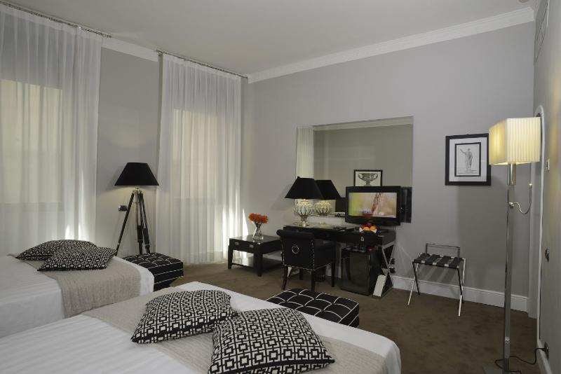 Classic Quadruple Room image 3