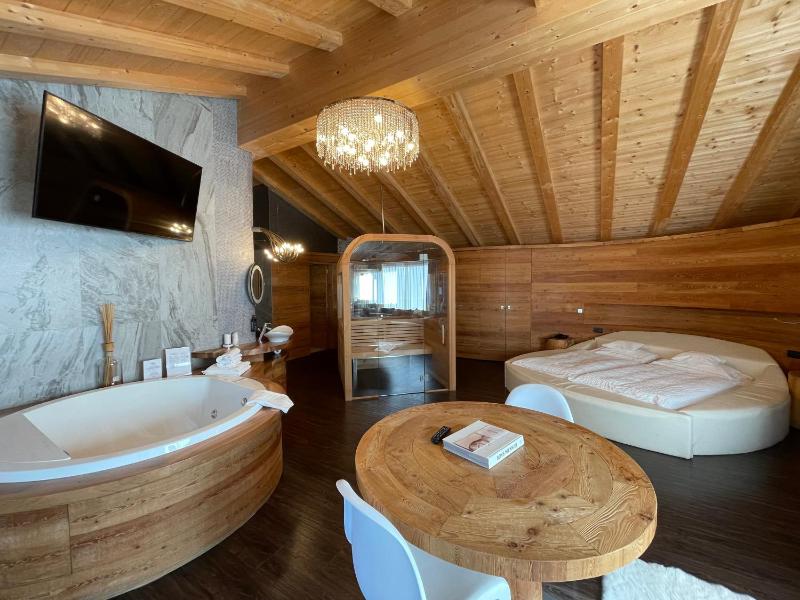 Luxury Suite with Spa Bath image 3