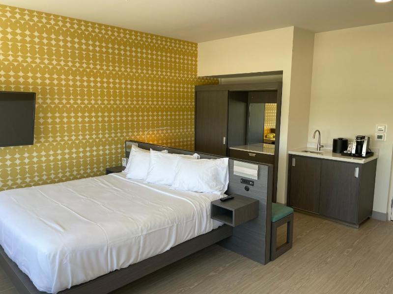 King Room - Non-Smoking image 3