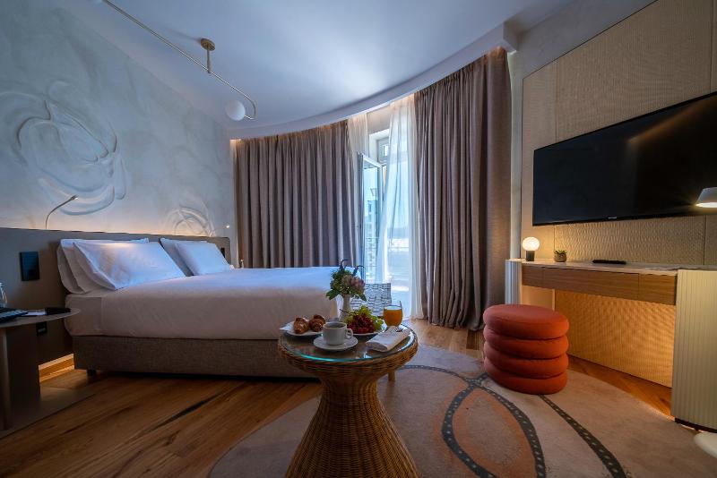 Deluxe Suite image 1