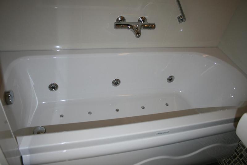 Standard Double Room with Spa Bath image 3