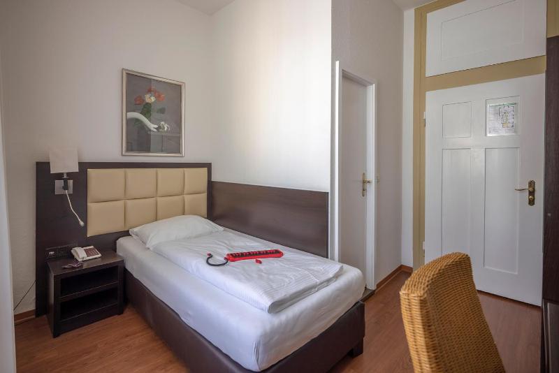 Standard Single Room image 3