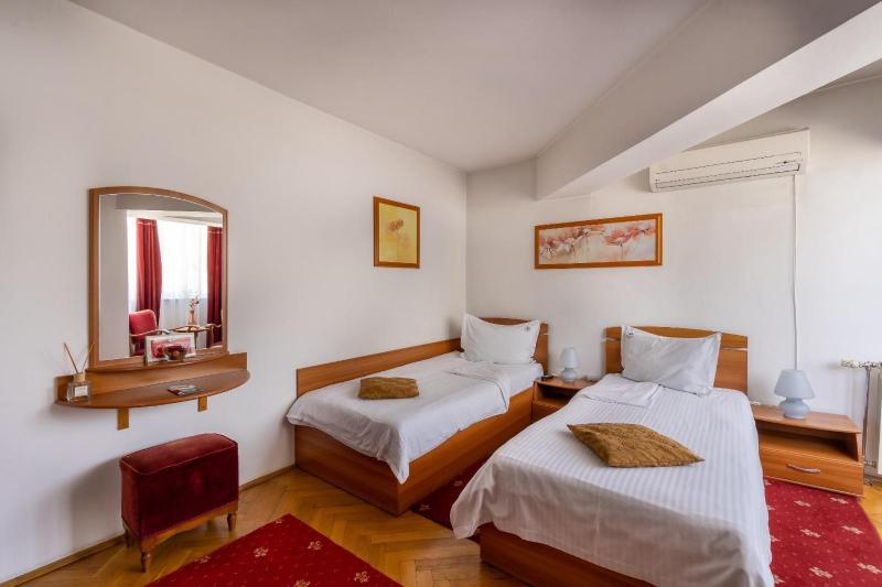 Standard Twin Room image 4