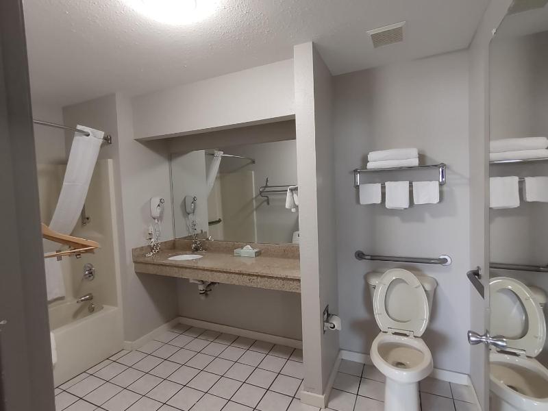 Queen Room - Disability Access/Non-Smoking image 2