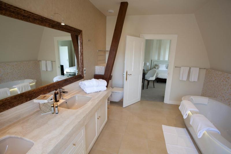 Deluxe Double Room with Bath image 3