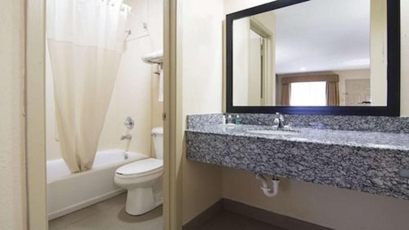 Queen Room with Two Queen Beds - Non-Smoking image 2