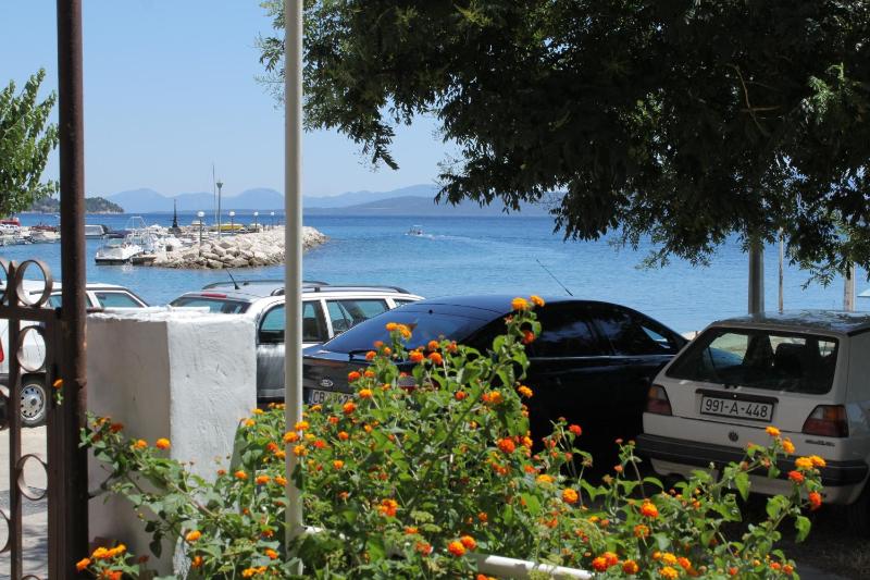 One-Bedroom Apartment with Terrace and Sea View image 3
