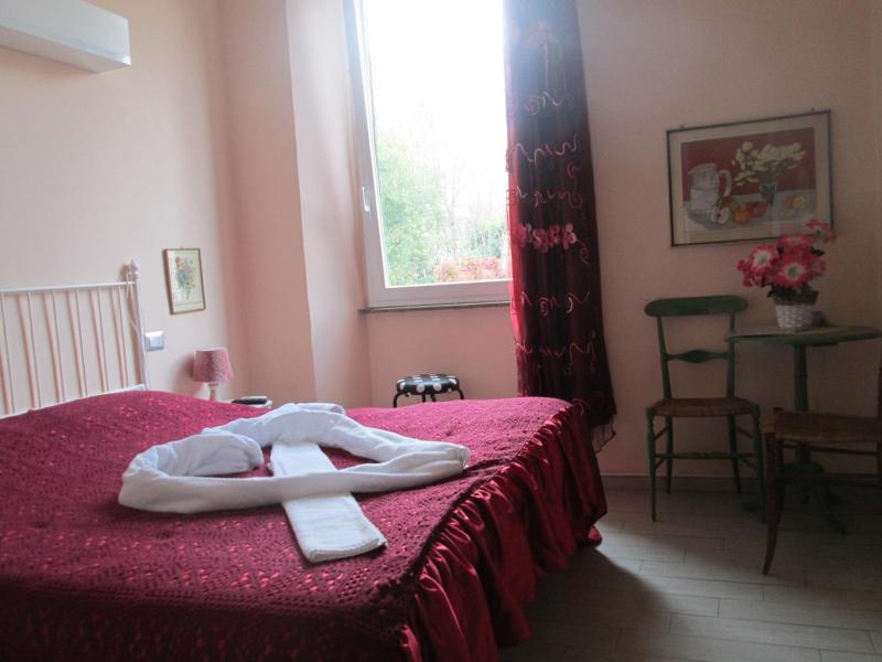 Single Room with Private Bathroom image 4