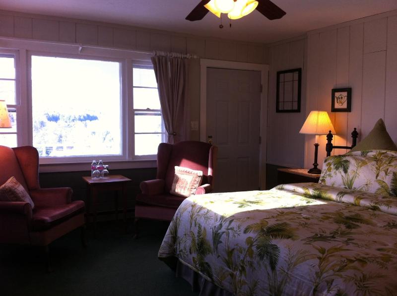 King Room with Mountain View image 2
