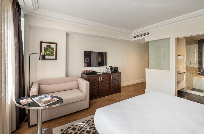 Superior King Room image 4