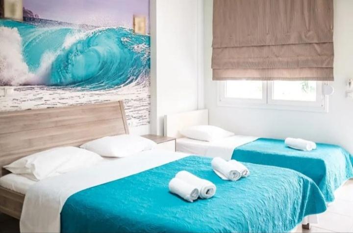 Standard Triple Room with Sea View image 2
