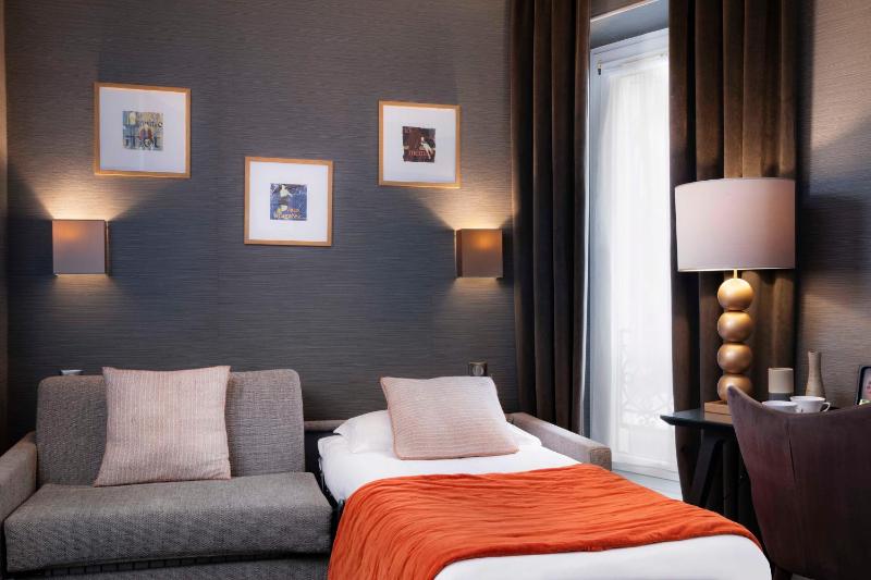 Deluxe Double or Twin Room image 4