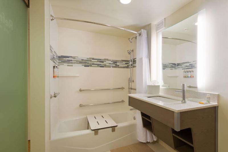 Standard King Room - Communications Accessible image 4
