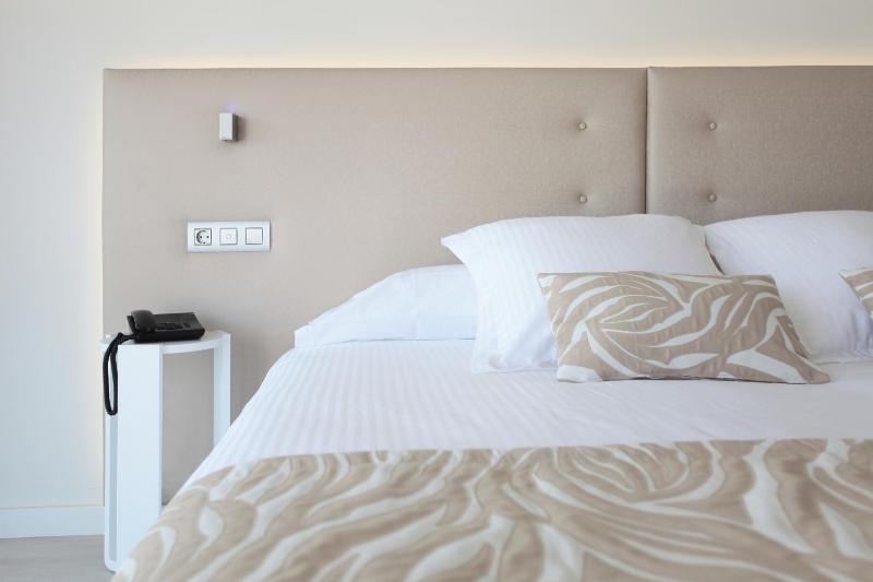 Double or Twin Room with Partial Sea View image 4