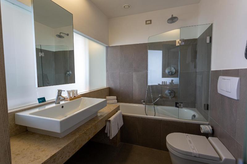 Single Room with Balcony and Sea View image 4