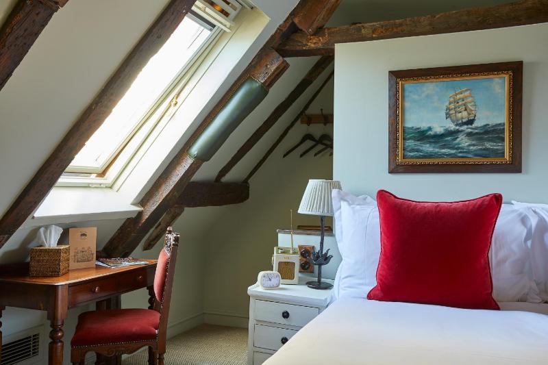Standard King Room image 3