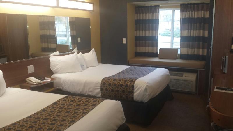 Queen Room with Two Queen Beds - Non-Smoking image 3