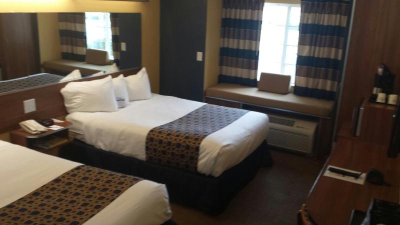 Queen Room with Two Queen Beds - Non-Smoking image 2