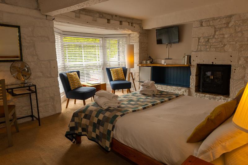 Double Room with Private Bathroom image 1
