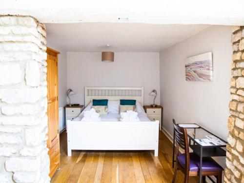 Double Room with Private Bathroom image 1