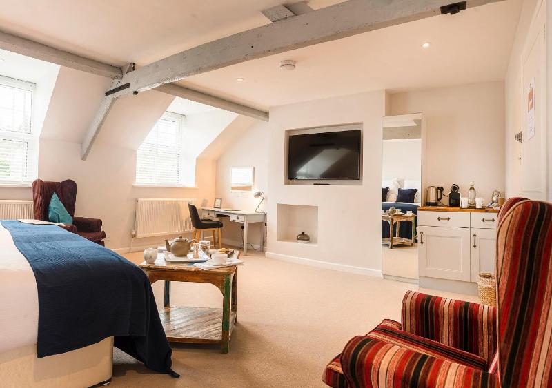 Superior King Room image 3