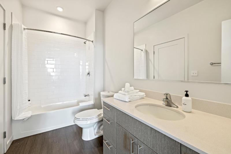 Premium One Bedroom Apartment with Balcony image 4