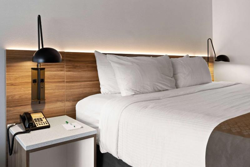 Standard King Room image 4