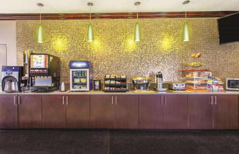 La Quinta Inn & Suites by Wyndham Tampa Bay Area-Tampa South - image 24