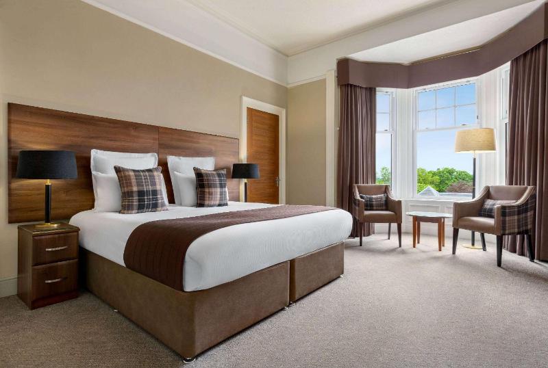 Deluxe Double or Twin Room with Balcony image 3