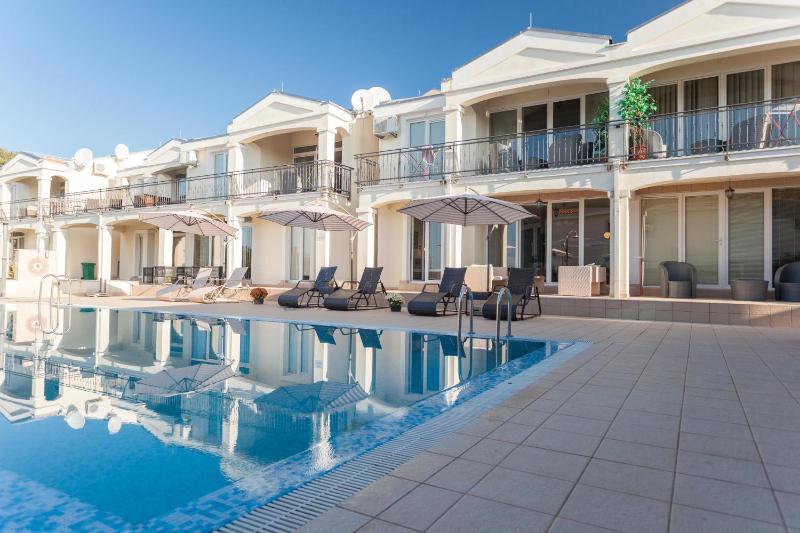 Studio with Pool View image 1