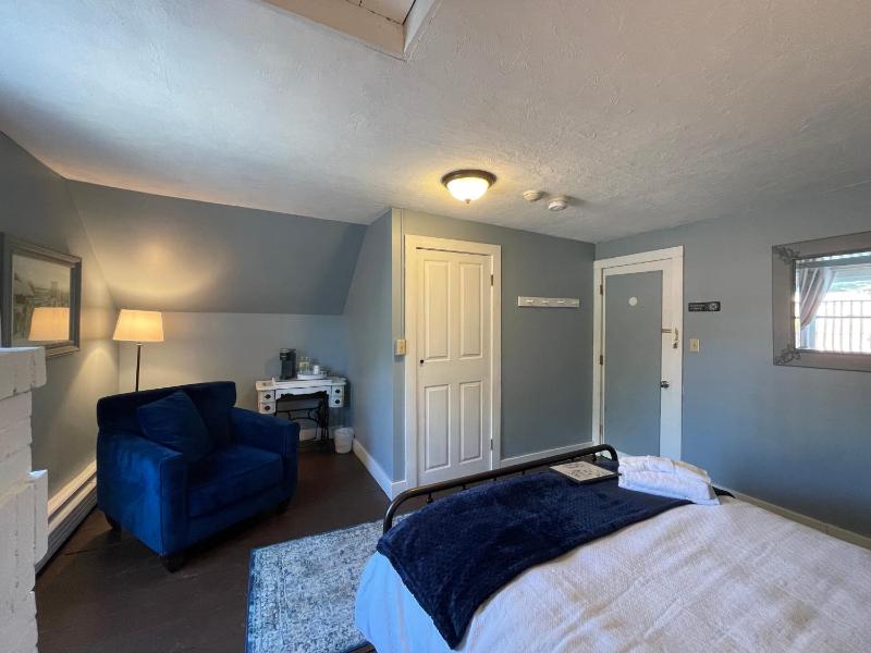 Deluxe Queen Room image 2