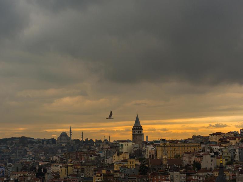 Apartment with Balcony and Garden image 2