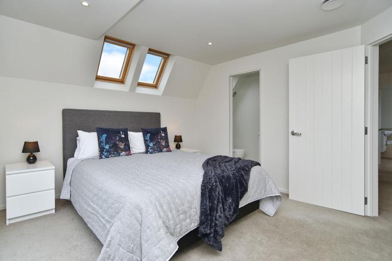 Regents 94 - Christchurch Holiday Homes - image 31