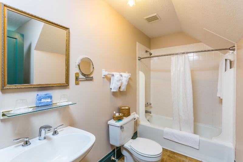 Queen Room - Room 302 image 2