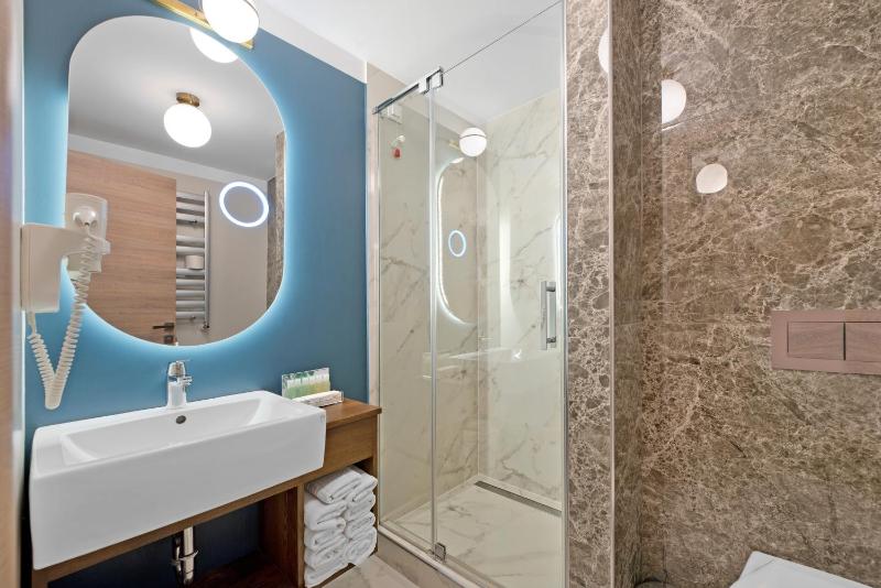One-Bedroom Suite image 4