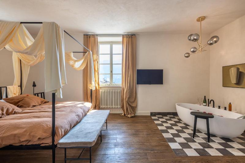 Deluxe Double Room with Bath image 1