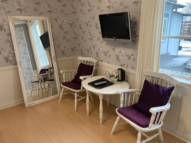 Family Room with Garden View image 4
