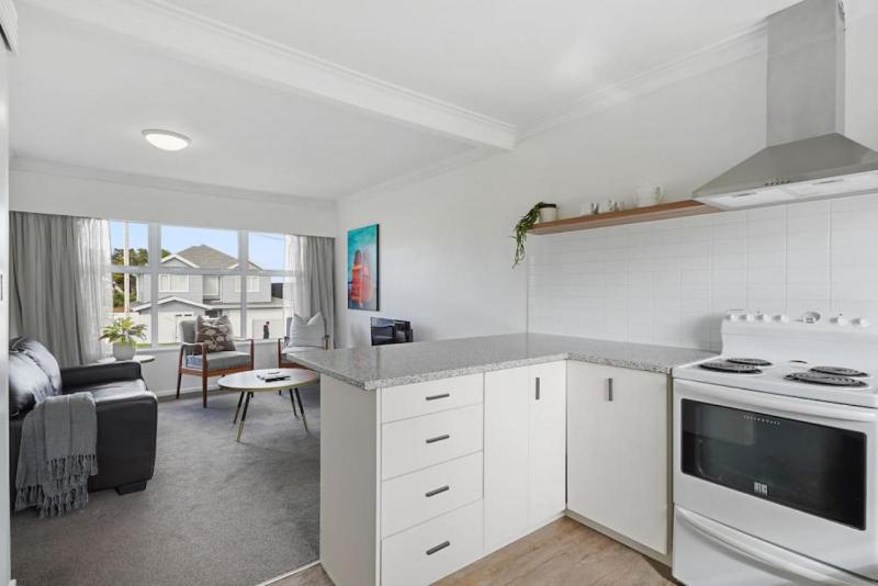 Renovated Takapuna 2BR Apt l Parking l Skytower - image 10