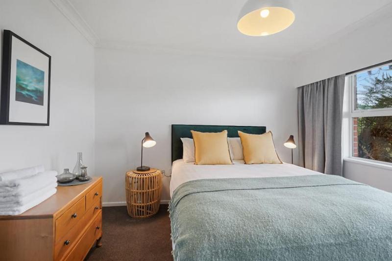 Renovated Takapuna 2BR Apt l Parking l Skytower - image 12
