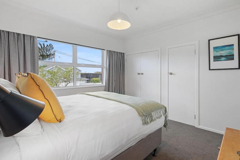 Renovated Takapuna 2BR Apt l Parking l Skytower - image 2