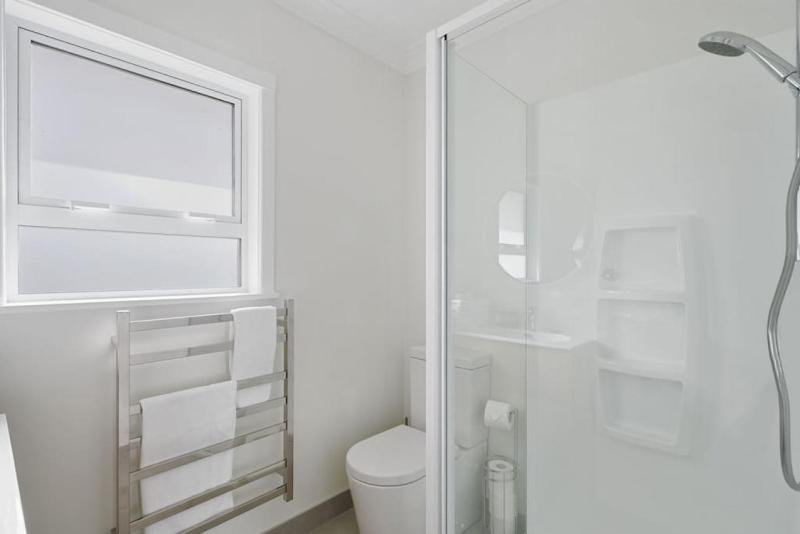 Renovated Takapuna 2BR Apt l Parking l Skytower - image 9