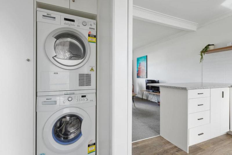 Renovated Takapuna 2BR Apt l Parking l Skytower - image 15