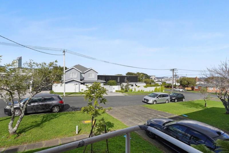 Renovated Takapuna 2BR Apt l Parking l Skytower - image 8