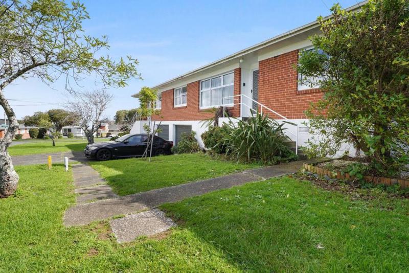 Renovated Takapuna 2BR Apt l Parking l Skytower - image 6