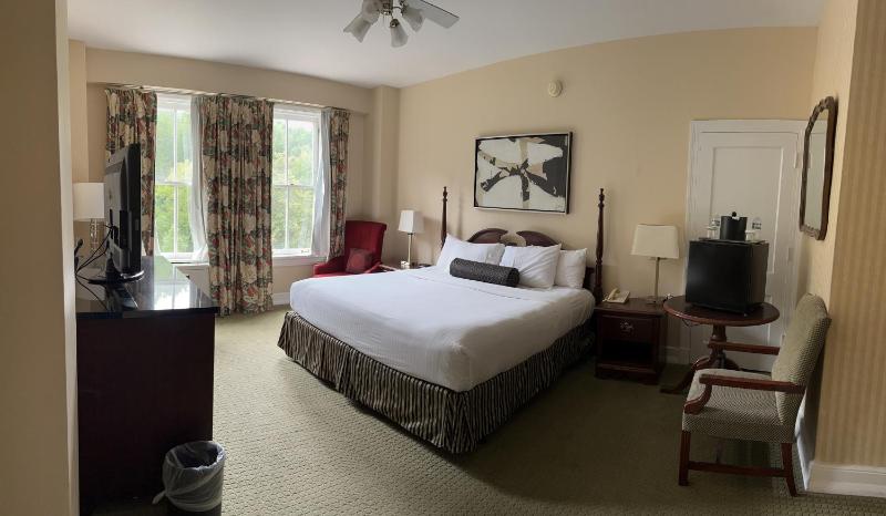 Standard King Room image 3