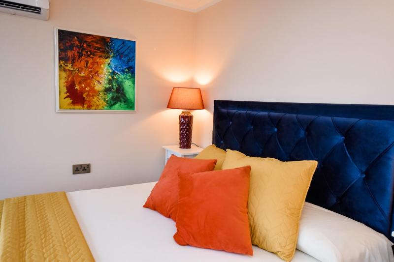 Unique Seafront Triplex Penthouse with Panoramic Bedroom & Rooftop Jacuzzi overlooking Valletta - image 12