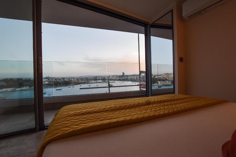 Unique Seafront Triplex Penthouse with Panoramic Bedroom & Rooftop Jacuzzi overlooking Valletta - image 16