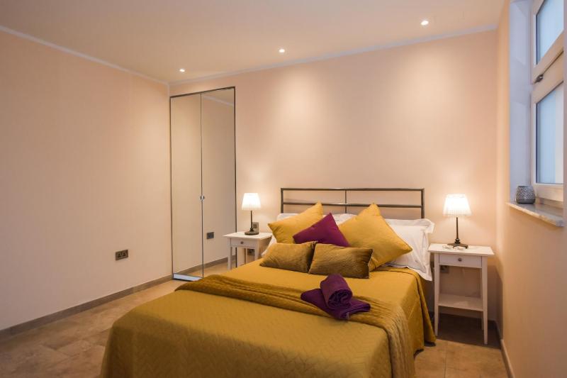 Unique Seafront Triplex Penthouse with Panoramic Bedroom & Rooftop Jacuzzi overlooking Valletta - image 10